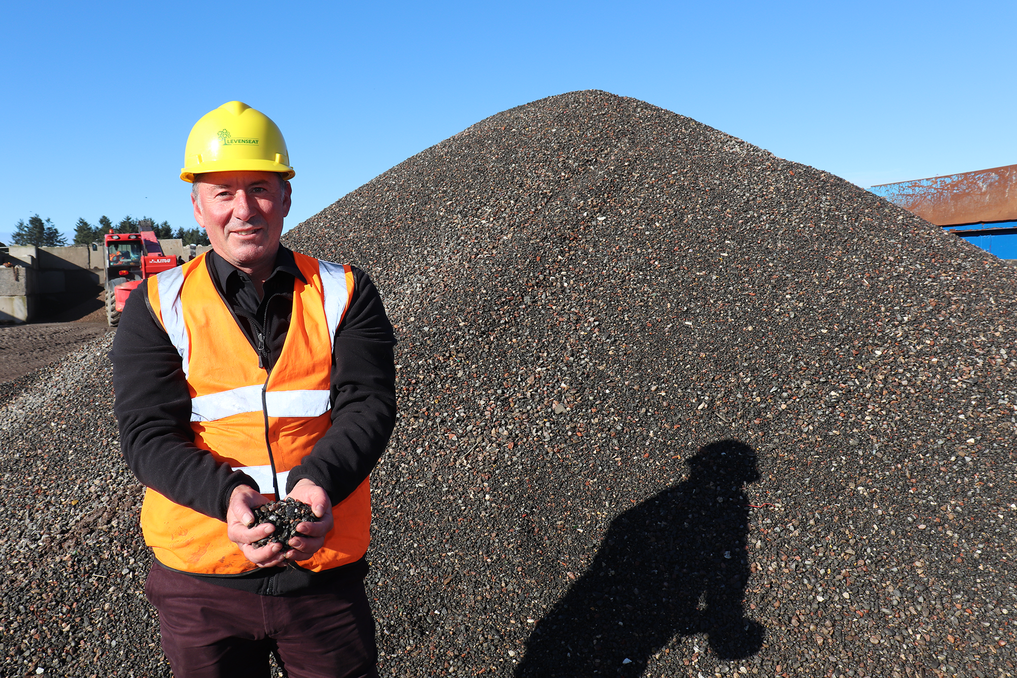 Rober Green, TD, Holding Levenseat Aggregate (1)